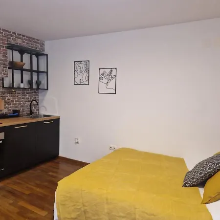 Апартаменты Cozy With Terrace Есенице